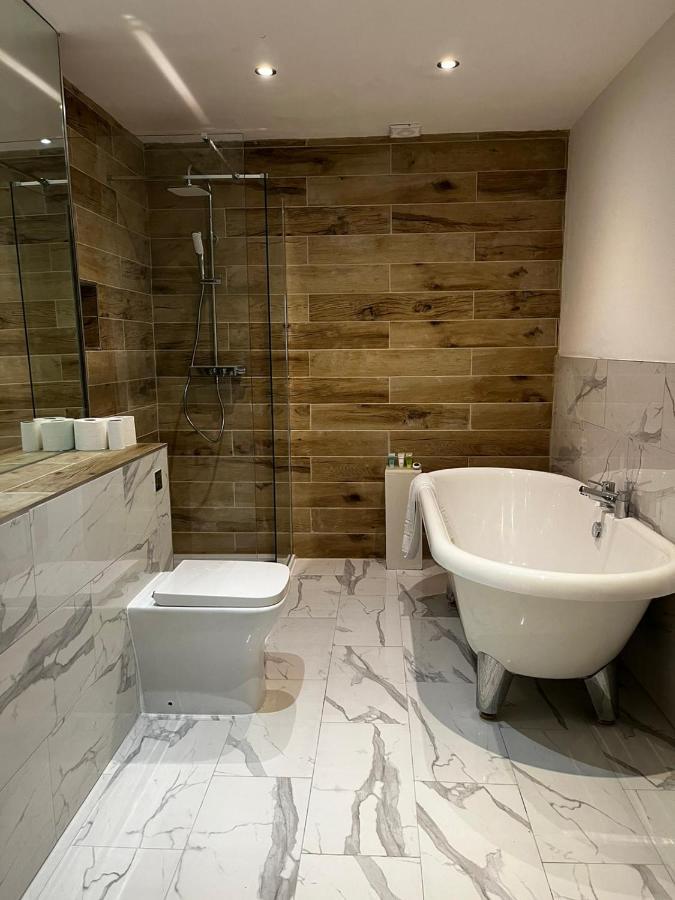 West End -Stunning, 2 Bedroom, Main Door Flat With Private Parking กลาสโกว์ ภายนอก รูปภาพ