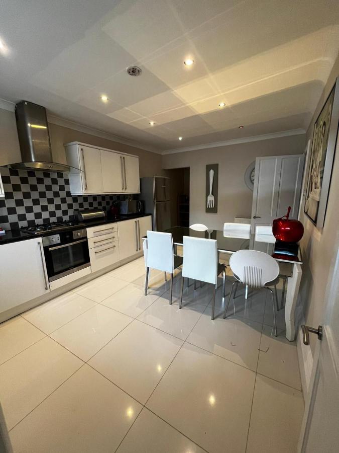 West End -Stunning, 2 Bedroom, Main Door Flat With Private Parking กลาสโกว์ ภายนอก รูปภาพ