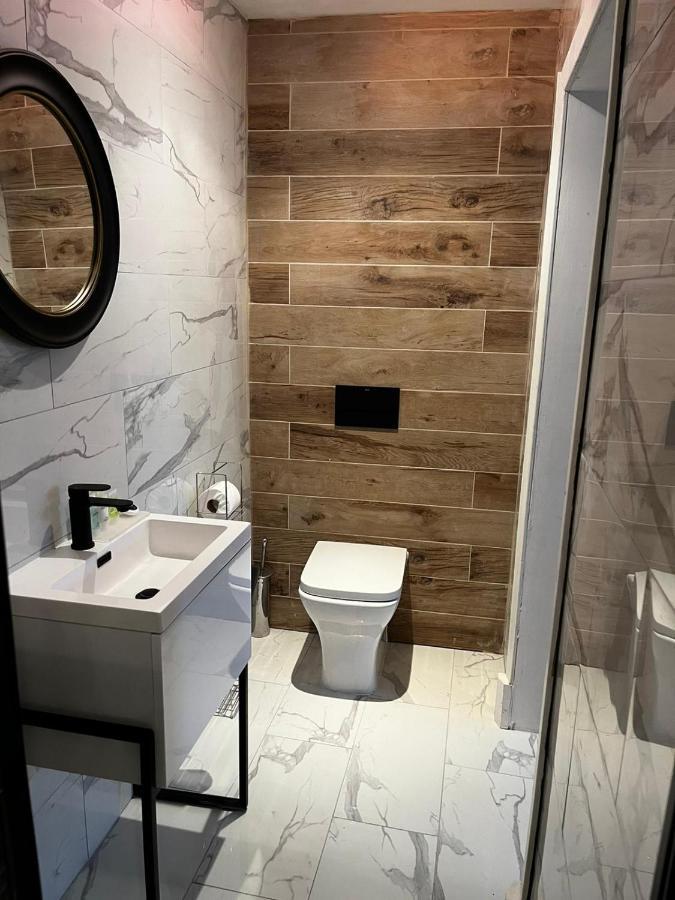 West End -Stunning, 2 Bedroom, Main Door Flat With Private Parking กลาสโกว์ ภายนอก รูปภาพ